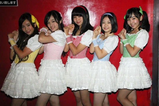 つりビットの決めポーズをしてくれた5人。今日も表参道を釣り上げました~(左から竹内、安藤、聞間、長谷川、小西)