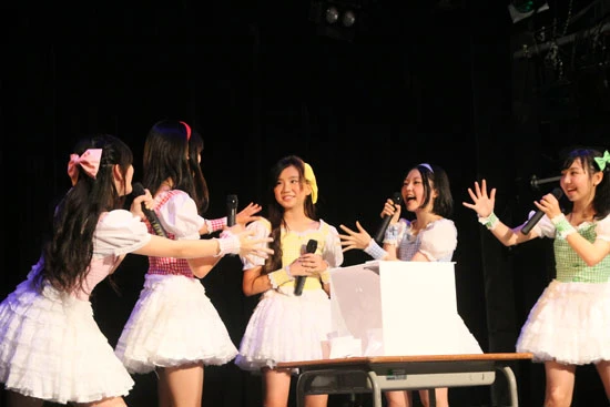 バースデーソングがかかり、みんなに祝われる竹内。「本当に何も知らなくてビックリした」という