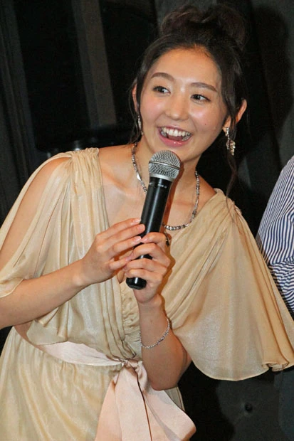 ボディビルダーが登場するたびに、満面の笑みで覗き込むおの