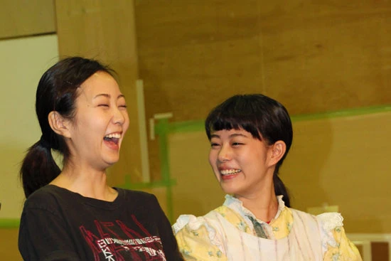 木南は「人懐っこい」、高畑は「初めて会ったした気がしない」と互いの印象を述べるふたり。稽古が終われば仲が良いそう