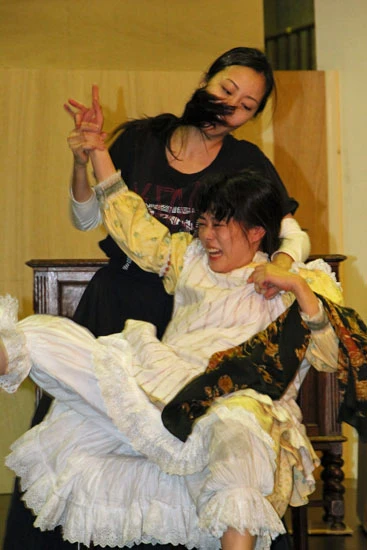 暴れるヘレンを取り押さえようとするサリヴァン。表情からも互いの必至さが伝わる