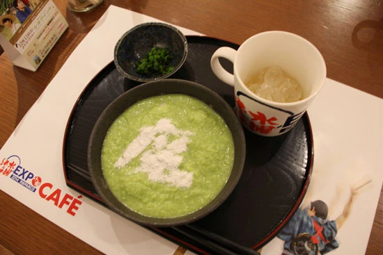 対決列島メニューの「宮城対決　ずんだ餅」（オリジナルカップ付き・１６８０円）。ディレクターの藤村忠寿（通称・魔人）がアンコや餅が好きというだけあって勝負では圧勝した