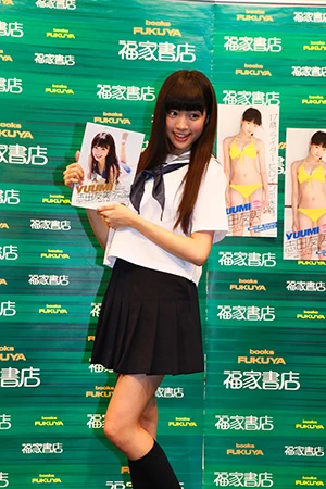 ライダーヒロイン・志田友美、写真集発売会見で前代未聞の“大黒摩季の歌マネ”を披露！