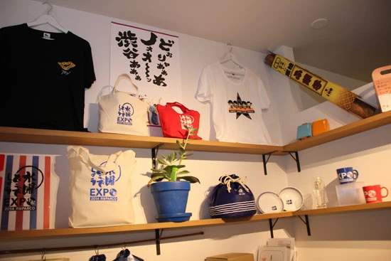  一般販売されているグッズのほか、「ランチトートバッグ」（赤と生成り２種・各１２００円）や「麩菓子」（８００円）、「ずんだ、あんこの嫌いパン」（１個・３５０円）などカフェ限定コラボアイテム１３種を販売