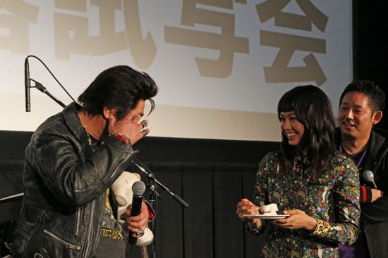 照れる蛭子に「(あーん)止めますか(ニコッ)」と焦らしてからのこの笑顔! ドキッとさせられる男性も多いのでは?