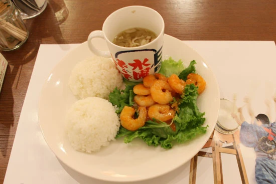  ９８年放送の「シェフ大泉　車内でクリスマス・パーティー」で大泉が作った「エビチリ　プレート」（オリジナルカップ付き・１８８０円）。ただただ辛く番組内では不評だったが、今回はコクを出し“おいしい辛さ”にアレンジ