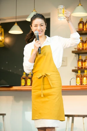 美人オーナー役の井川遥が笑顔でお出迎え。角ハイＣＭの“あの店”が期間限定でオープン！