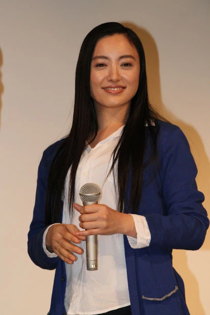 結婚発表後、初登場の仲間由紀恵がコスプレで千変万化？「ＣＡにも挑戦してみたいですね」