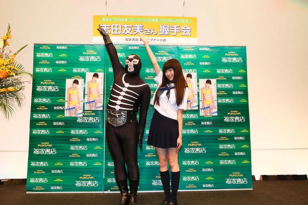  会見には仮面ライダーシリーズの名物悪役としておなじみのショッカー戦闘員も応援（？）に駆けつけポーズ！