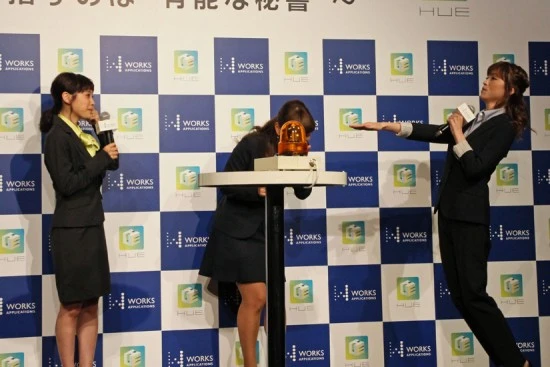  早押しイントロクイズで、焦って手を出るものの体がついていかない保田のマネをする吉澤