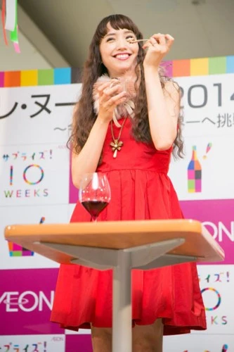  「ボージョレ・ヌーヴォーさえ恋するショコラケーキ」を前に顔をほころばせる豊田エリー