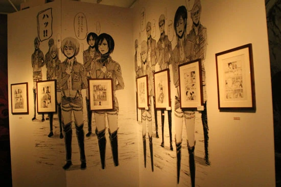  展示される原画のバックには数々の名シーンが描かれる