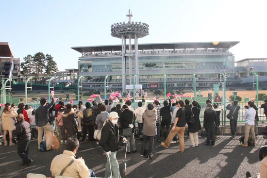 この距離感……。それでも一生懸命、声援を送るアイドルファンと我関せずといった感じの競輪ファンたち
