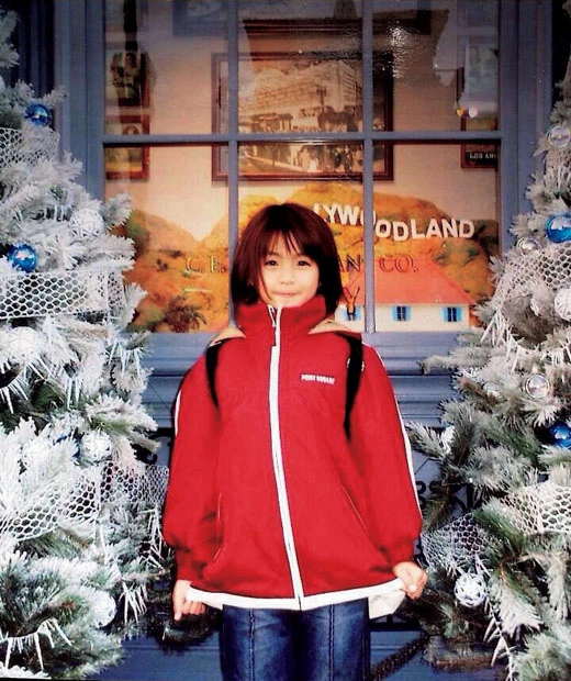 カ…カワイすぎる!「小学校時代の私はズボンしかはかない男の子のような子供。男子とケンカしたり、女子にはモテたり……」