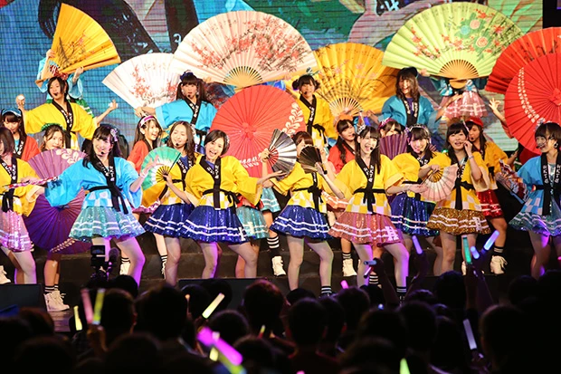 日本らしさいっぱいのパフォーマンスするメンバーたち
