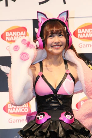 ２０周年応援マネ就任の佐野ひなこが『鉄拳７』の「ラッキークロエ」コスプレで登場、オリジナルよりカワイいと大問題！