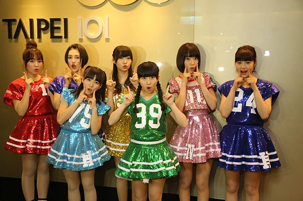 超高層ビル台北１０１で行われた前日の会見。メンバーは１０１を模したポーズをとってアピール。