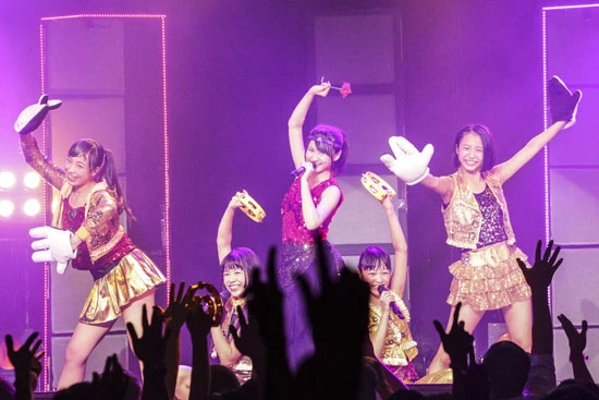 アクロバティックかつセクシーなダンスは、とても10代のアイドルとは思えない! プロジェクションマッピングを取り入れた演出も必見!