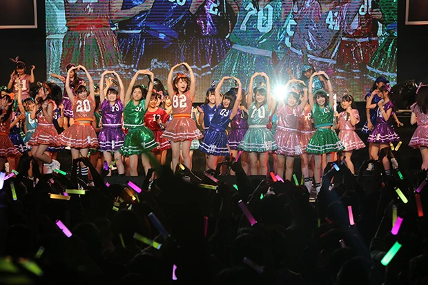  村重杏奈の持ちギャグ「明太子～」をメンバーと共に披露。現地のファンもマネをして、会場は大いに盛り上がった。