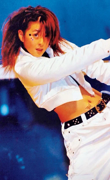 「本格的にダンスに没頭していた日々! これは13歳頃だと思います。毎日学校から帰ると急いで練習へ向かうのが日課でした。なんだかキラキラしてますよね(笑)」