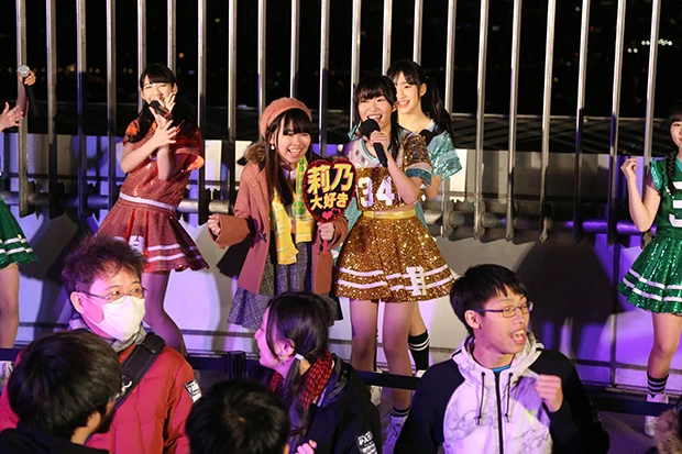 オンナのコのファンも手作りの応援グッズで熱狂