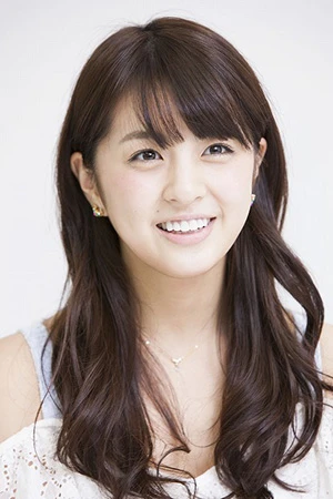 この笑顔に癒やされます! ちなみに大人なポスターの髪は自毛で、3人のヘアメイクさんに3時間かけて結ってもらった力作だそう