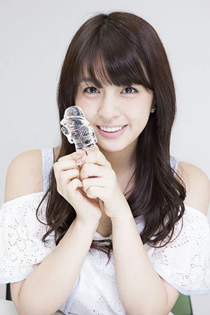 番組で見事ゲットした「スーパーヒトシ君人形」を手に、まさに強運の女神に見える?