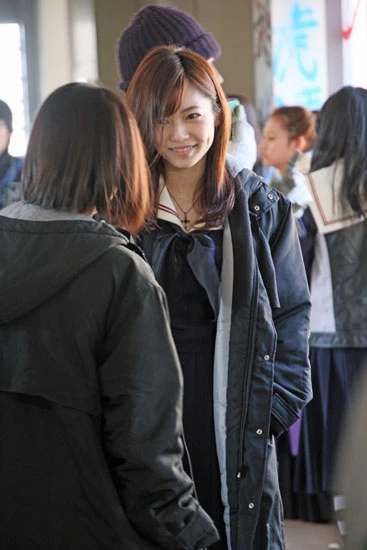 久しぶりの宮脇との撮影で笑顔を見せる島崎