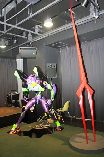 会場に展示されていたエヴァ初号機とロンギヌスの槍。加藤が話で触れた以外は何も使われることはなかった