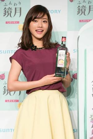 驚きの石原さとみに思わず足も止まる? この限定BARでびっくり、ふんわりな“運命的出会い”が!