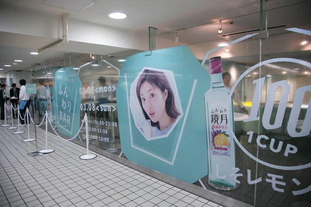 驚いた顔もかわいい石原。ずっと見ていると不審者に思われるので注意