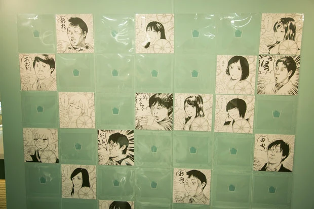店内の特設コーナーで撮影した驚いた顔は、抽選で似顔絵になって、壁に展示される