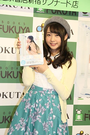 噂のファースト写真集は仕掛け満載！で木崎ゆりあを直撃「彼女との撮影は不思議で照れちゃいました」