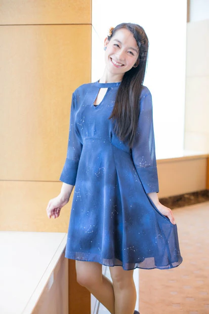 この日は星座が記されたワンピース姿。星アピールはもちろんだが「今日は週プレさん用に清楚な篠原にしたんです(笑)」