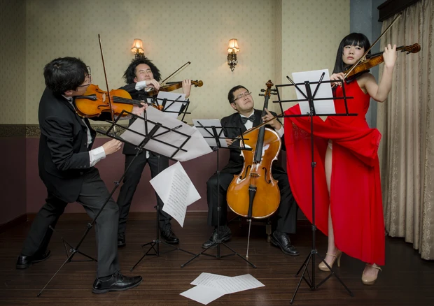 演奏中のパンチラハプニングを表現した作品『弦楽四重奏』。撮影／ムーニーカネトシ