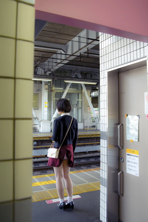 こちらもスカート巻き込み系パンチラ作品『言う……？』。撮影／葉流　モデル／るか