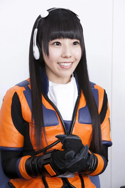 相沢梨紗。8月2日、大阪府出身。ホラーと美少女が好きなグループのリーダー