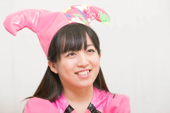 ほぼ初期メンバーで最初の練習では“ギター回し”から始まったTOMO-ZO。今年、宇宙人であることを暴露。世界征服に向けて、その寡黙なカワイさと笑顔でファンをメロメロにする