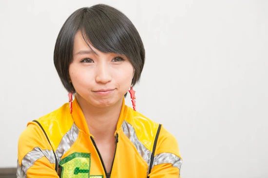 リーダーとしてバンドを率いるFチョッパーKOGA。かつてグラビアアイドルとして活躍していたが、いまや派手なスラップ奏法でライブを盛り上げる実力派ベーシストへ