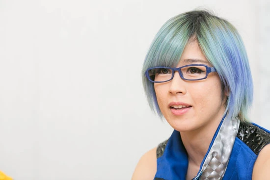 ドラムはもちろん、様々な楽器を扱え、音楽的な面でバンドを引っ張る、はな。女性や子供からの人気が高く、子供からのファンレターには「はなちゃんのお嫁さんになりたい」と書かれていたそう