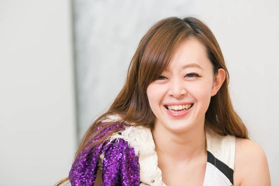 もともとシンガーソングライターやダンサーとしても活動していたオレオレオナ。ときにはパフォーマーよりも激しく踊り、キーボードの上に仁王立ちする暴れん坊。ファンには怖いと引かれたこともご愛敬