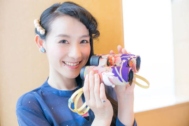 著書では、天体観測のアイテムも紹介。自身でデコった双眼鏡は、ストラップに星をちらすなど細かなこだわり