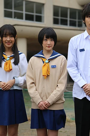 クラスメイト役の池岡亮介、前田希美に挟まれ会見に臨む生駒