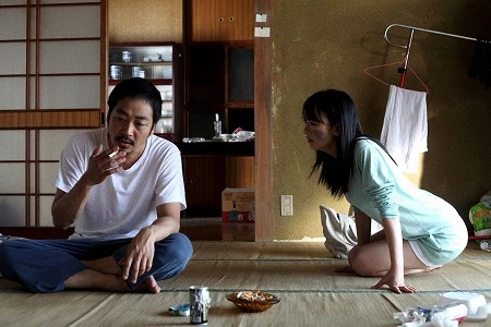 狸穴役の大森南朋と激しくも生々しいシーンの連続でぶつかりあう