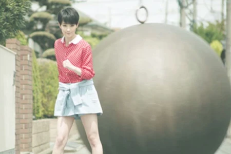 剛力彩芽が黒光りする巨大なアレを相手に!? 「ワンダーコア」新ＣＭでの腹筋リアクションが見事すぎる！