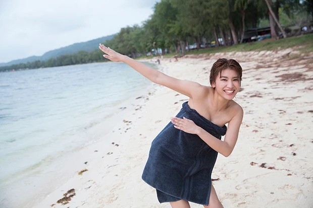 撮影後、バスタオル姿でセクシー(?)ダンスを披露