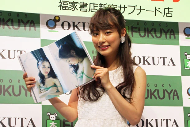 本人は3年半ぶりに「おでこ解禁」したというお気に入りのカットだが、『仮面ライダードライブ』の出演者には、おっぱい目線で好評だったのが右の写真