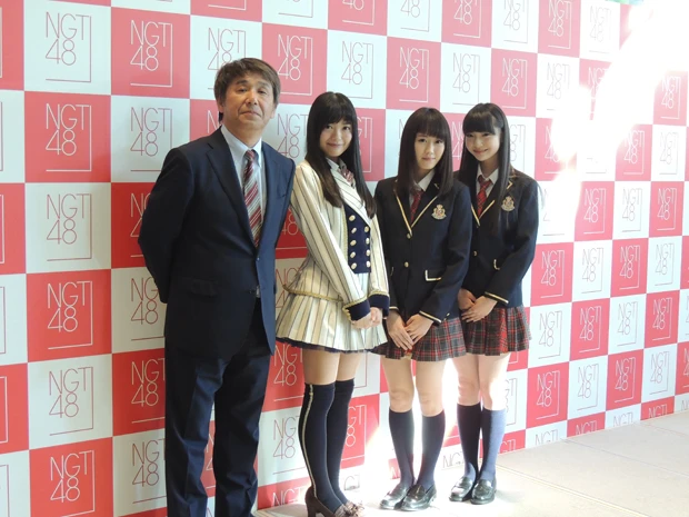 (左から)今村悦朗支配人、キャプテン・北原里英、ドラフト1位・西潟茉莉奈、ドラフト2位・荻野由佳