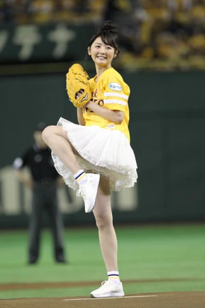 おのののかが東京ドーム始球式で大暴投、水着でマウンドに立たなかったせい!？