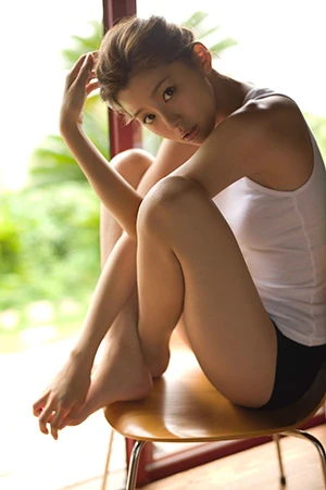 美しすぎるのにワイルド！ 話題の淡路島出身モデル・朝比奈彩はギャップも天然 「ダンゴ虫３０匹手づかみにあばら骨折２回」って…